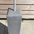 Betonpoer antraciet met facetrand glad afgewerkt 15x15x60cm vast M16 draadeind inclusief stelplaat