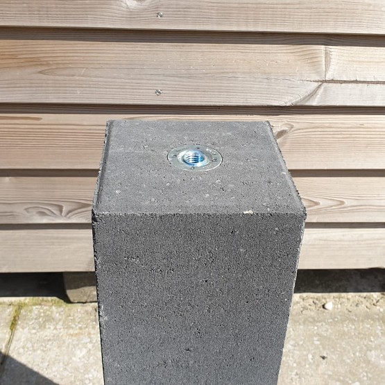 Betonpoer antraciet voor model Ardennen 15x15x60cm met los draadeind M16 inclusief stelplaat