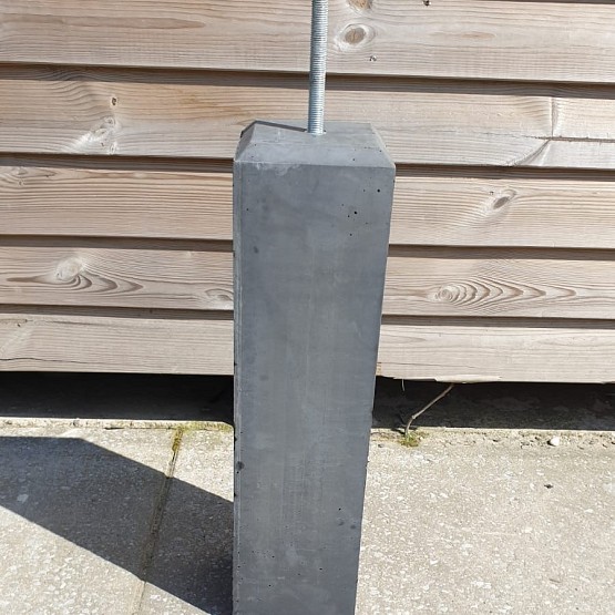 Betonpoer antraciet met facetrand glad afgewerkt 15x15x60cm vast M16 draadeind inclusief stelplaat