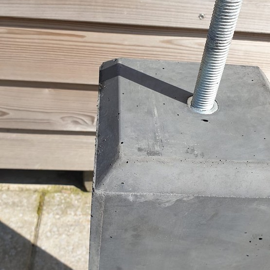 Betonpoer antraciet met facetrand glad afgewerkt 15x15x60cm vast M16 draadeind inclusief stelplaat