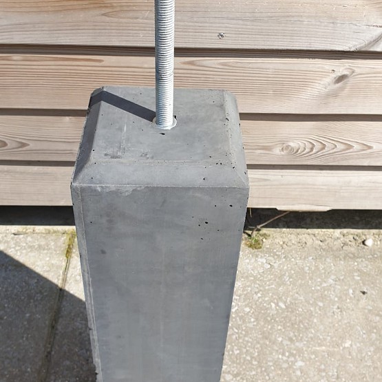 Betonpoer antraciet met facetrand glad afgewerkt 15x15x60cm vast M16 draadeind inclusief stelplaat